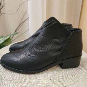 DOLCE ViTA Stylish black leather ankle boots. Perfect Condition Size 6M.